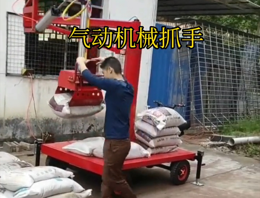 满洲里市机械抓手水泥机械抓手满洲里市多功能机械抓手青储搬运机图片悬臂吊机械臂机械抓手详细视频